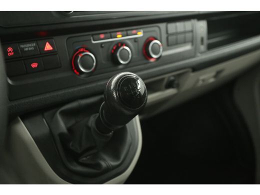 Volkswagen Transporter 2.0 TDI L2H1 | 140PK | DC | Airco | Cruise | Carplay | Trekhaak | Navi | Imperiaal | Parkeersens. ActivLease financial lease