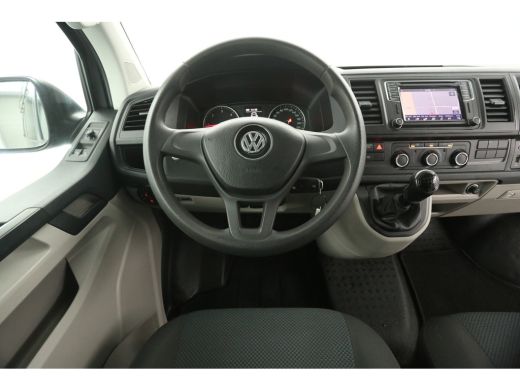 Volkswagen Transporter 2.0 TDI L2H1 | 140PK | DC | Airco | Cruise | Carplay | Trekhaak | Navi | Imperiaal | Parkeersens. ActivLease financial lease