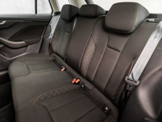 Skoda Kamiq 1.0 TSI Sport Automaat (APPLE CARPLAY, GETINT GLAS, CRUISE, TREKHAAK, SPORTSTOELEN, PARKEERSENSOR... ActivLease financial lease