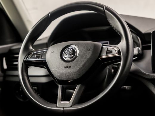 Skoda Kamiq 1.0 TSI Sport Automaat (APPLE CARPLAY, GETINT GLAS, CRUISE, TREKHAAK, SPORTSTOELEN, PARKEERSENSOR... ActivLease financial lease