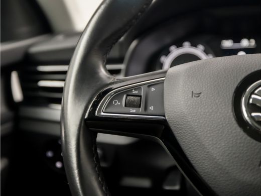 Skoda Kamiq 1.0 TSI Sport Automaat (APPLE CARPLAY, GETINT GLAS, CRUISE, TREKHAAK, SPORTSTOELEN, PARKEERSENSOR... ActivLease financial lease