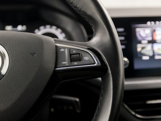 Skoda Kamiq 1.0 TSI Sport Automaat (APPLE CARPLAY, GETINT GLAS, CRUISE, TREKHAAK, SPORTSTOELEN, PARKEERSENSOR... ActivLease financial lease