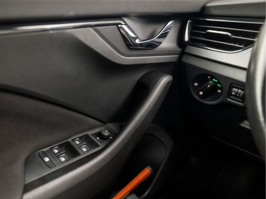 Skoda Kamiq 1.0 TSI Sport Automaat (APPLE CARPLAY, GETINT GLAS, CRUISE, TREKHAAK, SPORTSTOELEN, PARKEERSENSOR... ActivLease financial lease