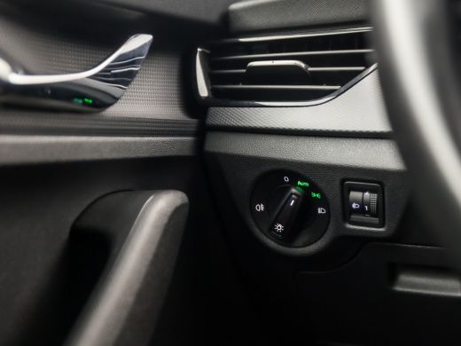 Skoda Kamiq 1.0 TSI Sport Automaat (APPLE CARPLAY, GETINT GLAS, CRUISE, TREKHAAK, SPORTSTOELEN, PARKEERSENSOR... ActivLease financial lease