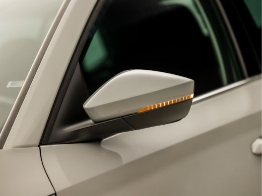 Skoda Kamiq 1.0 TSI Sport Automaat (APPLE CARPLAY, GETINT GLAS, CRUISE, TREKHAAK, SPORTSTOELEN, PARKEERSENSOR... ActivLease financial lease