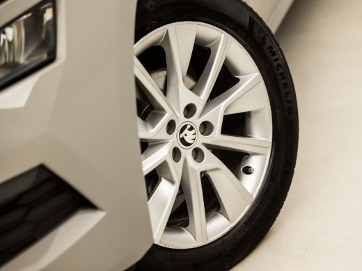 Skoda Kamiq 1.0 TSI Sport Automaat (APPLE CARPLAY, GETINT GLAS, CRUISE, TREKHAAK, SPORTSTOELEN, PARKEERSENSOR... ActivLease financial lease