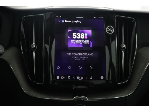 Volvo  XC60 2.0 T6 Plug-in hybrid AWD Plus Dark Stoel + Stuur verwarming | Trekhaak | BLIS | Elektrische stoe... ActivLease financial lease