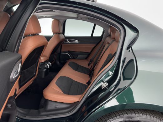 Alfa Romeo Giulia 2.0T Sprint (INCL-BTW) Aut. *PANO | LEATHER-FABRIC | XENON | ADAPTIVE-CRUISE | BLIND-SPOT | SPORT... ActivLease financial lease