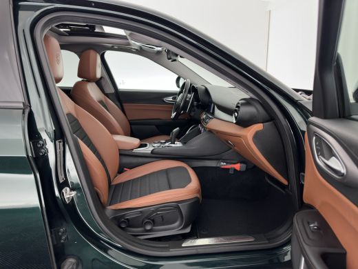 Alfa Romeo Giulia 2.0T Sprint (INCL-BTW) Aut. *PANO | LEATHER-FABRIC | XENON | ADAPTIVE-CRUISE | BLIND-SPOT | SPORT... ActivLease financial lease