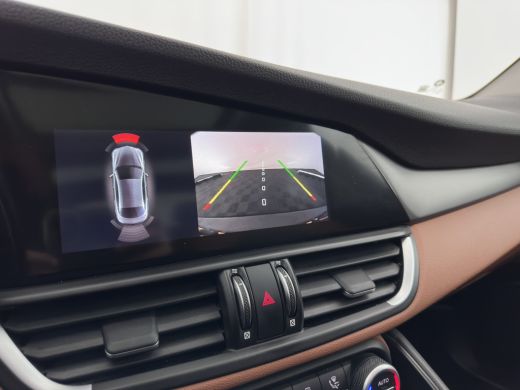 Alfa Romeo Giulia 2.0T Sprint (INCL-BTW) Aut. *PANO | LEATHER-FABRIC | XENON | ADAPTIVE-CRUISE | BLIND-SPOT | SPORT... ActivLease financial lease