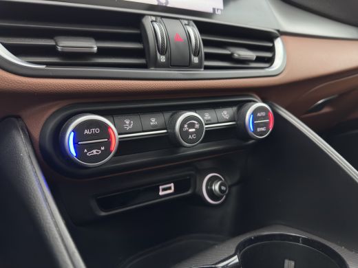 Alfa Romeo Giulia 2.0T Sprint (INCL-BTW) Aut. *PANO | LEATHER-FABRIC | XENON | ADAPTIVE-CRUISE | BLIND-SPOT | SPORT... ActivLease financial lease