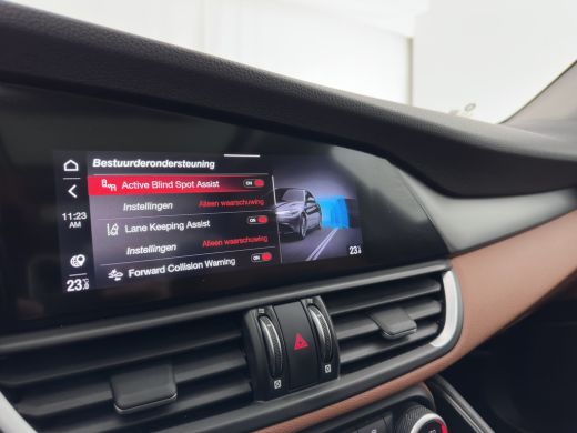 Alfa Romeo Giulia 2.0T Sprint (INCL-BTW) Aut. *PANO | LEATHER-FABRIC | XENON | ADAPTIVE-CRUISE | BLIND-SPOT | SPORT... ActivLease financial lease