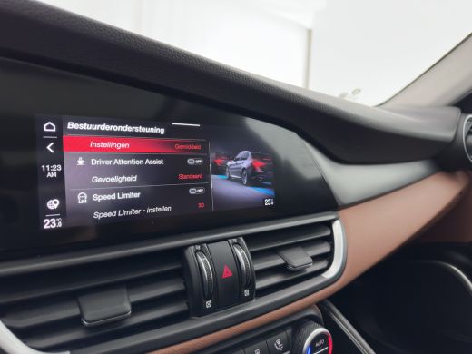 Alfa Romeo Giulia 2.0T Sprint (INCL-BTW) Aut. *PANO | LEATHER-FABRIC | XENON | ADAPTIVE-CRUISE | BLIND-SPOT | SPORT... ActivLease financial lease