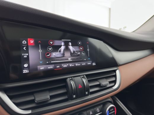 Alfa Romeo Giulia 2.0T Sprint (INCL-BTW) Aut. *PANO | LEATHER-FABRIC | XENON | ADAPTIVE-CRUISE | BLIND-SPOT | SPORT... ActivLease financial lease