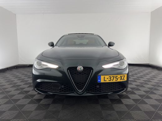 Alfa Romeo Giulia 2.0T Sprint (INCL-BTW) Aut. *PANO | LEATHER-FABRIC | XENON | ADAPTIVE-CRUISE | BLIND-SPOT | SPORT... ActivLease financial lease