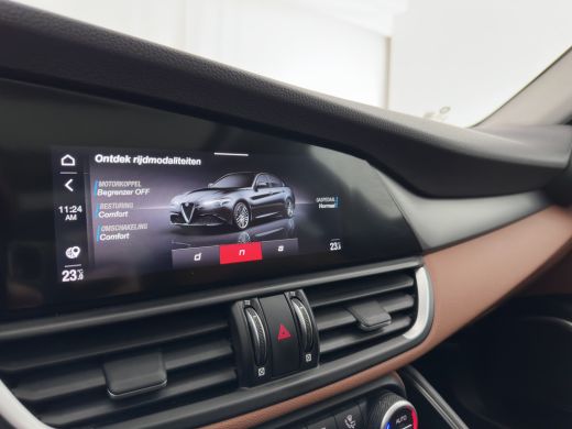 Alfa Romeo Giulia 2.0T Sprint (INCL-BTW) Aut. *PANO | LEATHER-FABRIC | XENON | ADAPTIVE-CRUISE | BLIND-SPOT | SPORT... ActivLease financial lease