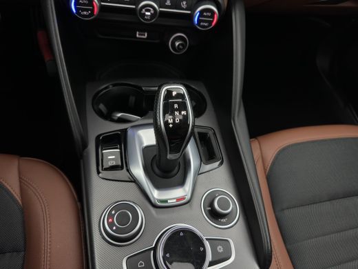 Alfa Romeo Giulia 2.0T Sprint (INCL-BTW) Aut. *PANO | LEATHER-FABRIC | XENON | ADAPTIVE-CRUISE | BLIND-SPOT | SPORT... ActivLease financial lease