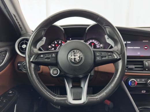 Alfa Romeo Giulia 2.0T Sprint (INCL-BTW) Aut. *PANO | LEATHER-FABRIC | XENON | ADAPTIVE-CRUISE | BLIND-SPOT | SPORT... ActivLease financial lease