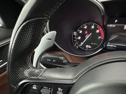 Alfa Romeo Giulia 2.0T Sprint (INCL-BTW) Aut. *PANO | LEATHER-FABRIC | XENON | ADAPTIVE-CRUISE | BLIND-SPOT | SPORT... ActivLease financial lease