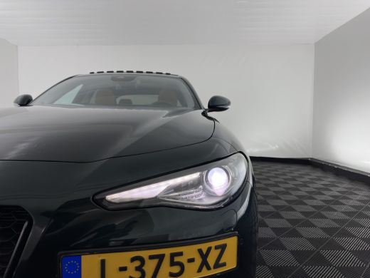 Alfa Romeo Giulia 2.0T Sprint (INCL-BTW) Aut. *PANO | LEATHER-FABRIC | XENON | ADAPTIVE-CRUISE | BLIND-SPOT | SPORT... ActivLease financial lease