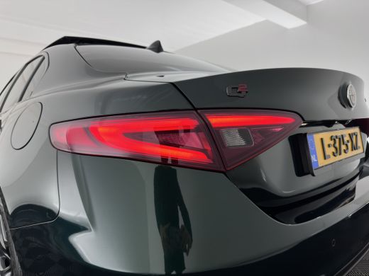 Alfa Romeo Giulia 2.0T Sprint (INCL-BTW) Aut. *PANO | LEATHER-FABRIC | XENON | ADAPTIVE-CRUISE | BLIND-SPOT | SPORT... ActivLease financial lease