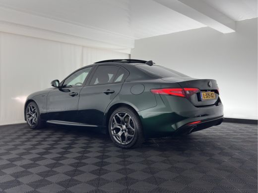 Alfa Romeo Giulia 2.0T Sprint (INCL-BTW) Aut. *PANO | LEATHER-FABRIC | XENON | ADAPTIVE-CRUISE | BLIND-SPOT | SPORT... ActivLease financial lease