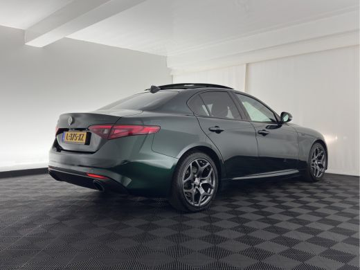 Alfa Romeo Giulia 2.0T Sprint (INCL-BTW) Aut. *PANO | LEATHER-FABRIC | XENON | ADAPTIVE-CRUISE | BLIND-SPOT | SPORT... ActivLease financial lease