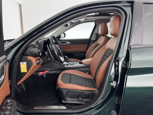 Alfa Romeo Giulia 2.0T Sprint (INCL-BTW) Aut. *PANO | LEATHER-FABRIC | XENON | ADAPTIVE-CRUISE | BLIND-SPOT | SPORT... ActivLease financial lease