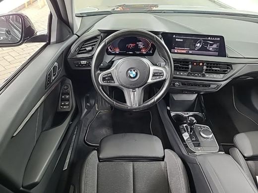 BMW 1 Serie 118i Aut. Exe Editon | Trekhaak | Stuurverwarming | Live Cockpit | ActivLease financial lease