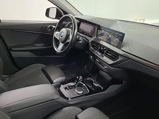 BMW 1 Serie 118i Aut. Exe Editon | Trekhaak | Stuurverwarming | Live Cockpit | ActivLease financial lease