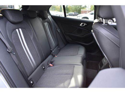 BMW 1 Serie 118IA 140PK AUT. BUSINESS SPORT-LINE NAVI/LED/CAMERA/CARPLAY ActivLease financial lease