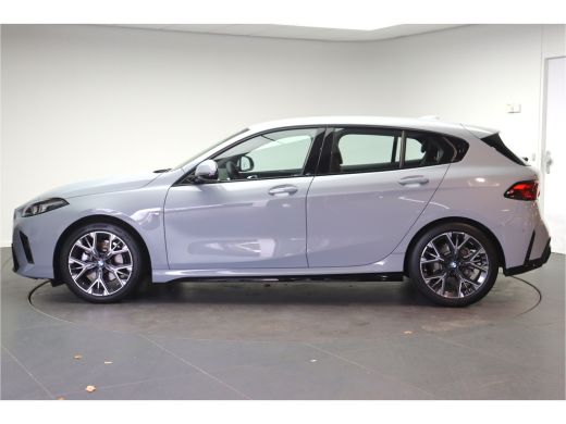 BMW 1 Serie 120 M Sport Automaat / Sportstoelen / Achteruitrijcamera / M Adaptief onderstel / Comfort Access ... ActivLease financial lease