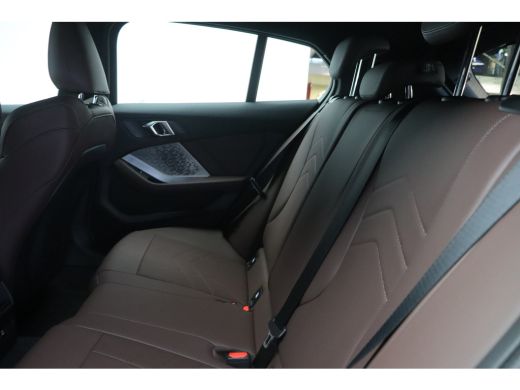 BMW 1 Serie 120 M Sport Automaat / Sportstoelen / Achteruitrijcamera / M Adaptief onderstel / Comfort Access ... ActivLease financial lease