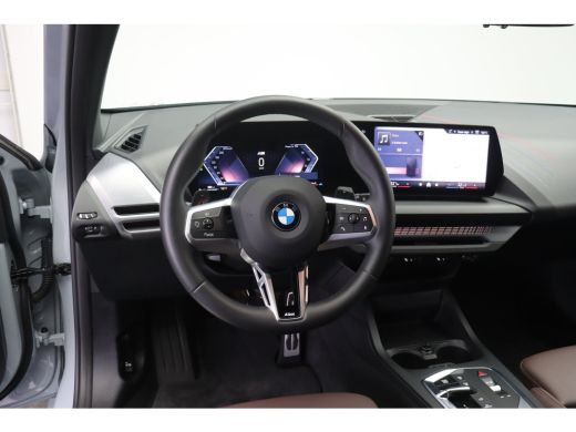 BMW 1 Serie 120 M Sport Automaat / Sportstoelen / Achteruitrijcamera / M Adaptief onderstel / Comfort Access ... ActivLease financial lease