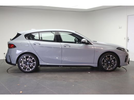 BMW 1 Serie 120 M Sport Automaat / Sportstoelen / Achteruitrijcamera / M Adaptief onderstel / Comfort Access ... ActivLease financial lease