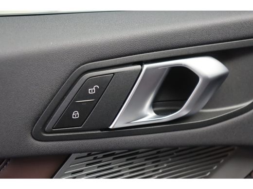 BMW 1 Serie 120 M Sport Automaat / Sportstoelen / Achteruitrijcamera / M Adaptief onderstel / Comfort Access ... ActivLease financial lease