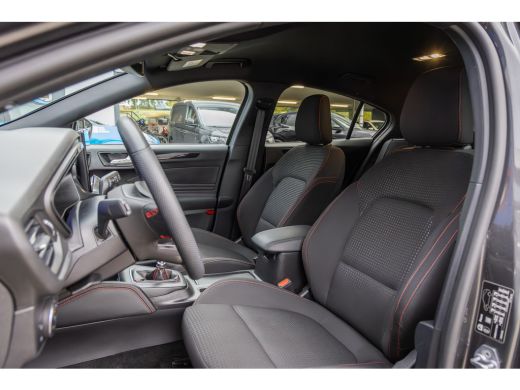 Ford Focus 1.0 EcoBoost Hybrid ST Line | Trekhaak | Stoel/stuur/voorruit verwarming | Camera | Apple Carplay... ActivLease financial lease