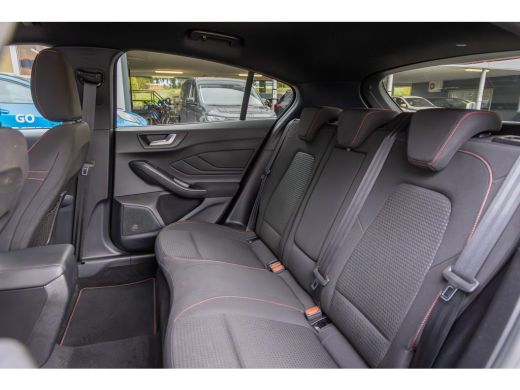 Ford Focus 1.0 EcoBoost Hybrid ST Line | Trekhaak | Stoel/stuur/voorruit verwarming | Camera | Apple Carplay... ActivLease financial lease