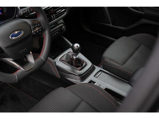 Ford Focus 1.0 EcoBoost Hybrid ST Line | Trekhaak | Stoel/stuur/voorruit verwarming | Camera | Apple Carplay... ActivLease financial lease