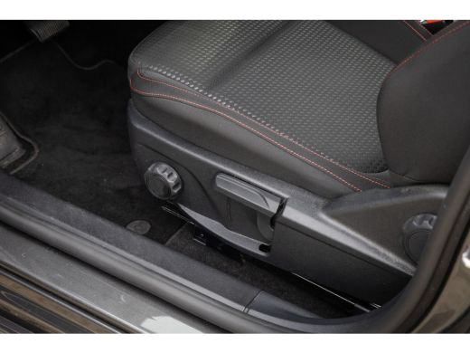 Ford Focus 1.0 EcoBoost Hybrid ST Line | Trekhaak | Stoel/stuur/voorruit verwarming | Cruise adaptief | Dode... ActivLease financial lease