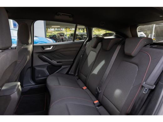 Ford Focus 1.0 EcoBoost Hybrid ST Line | Trekhaak | Stoel/stuur/voorruit verwarming | Cruise adaptief | Dode... ActivLease financial lease