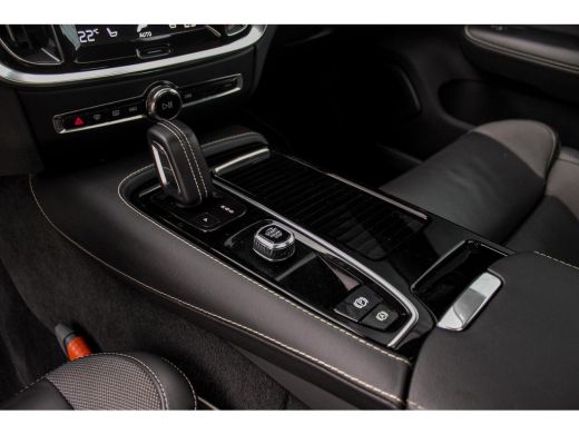 Volvo  V60 2.0 T6 Recharge AWD R-Design | 1e eigenaar | NL auto | Dakraam | Harman-Kardon | 19 inch | Camera... ActivLease financial lease