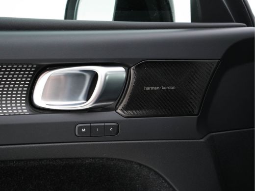 Volvo  XC40 Recharge P8 AWD R-Design [ 3-Fase ] {SOH-91%} (INCL-BTW) *PANO | FULL-LEATHER | DIGI-COCKPIT | FU... ActivLease financial lease