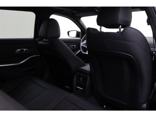 BMW 3 Serie Touring 330e High Executive M Sport Automaat / Panoramadak / Trekhaak / Sportstoelen / Stuurverwa... ActivLease financial lease