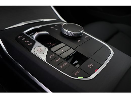 BMW 3 Serie Touring 330e High Executive M Sport Automaat / Panoramadak / Trekhaak / Sportstoelen / Stuurverwa... ActivLease financial lease