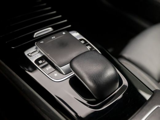 Mercedes-Benz A-Klasse 200 Sport 164Pk Automaat (GROOT NAVI, CAMERA, GETINT GLAS, LEDER, STOELVERWARMING, SPORTSTOELEN, ... ActivLease financial lease