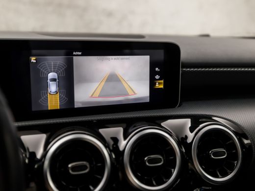 Mercedes-Benz A-Klasse 200 Sport 164Pk Automaat (GROOT NAVI, CAMERA, GETINT GLAS, LEDER, STOELVERWARMING, SPORTSTOELEN, ... ActivLease financial lease
