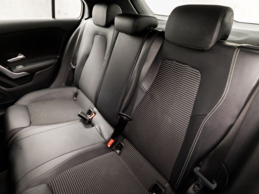 Mercedes-Benz A-Klasse 200 Sport 164Pk Automaat (GROOT NAVI, CAMERA, GETINT GLAS, LEDER, STOELVERWARMING, SPORTSTOELEN, ... ActivLease financial lease