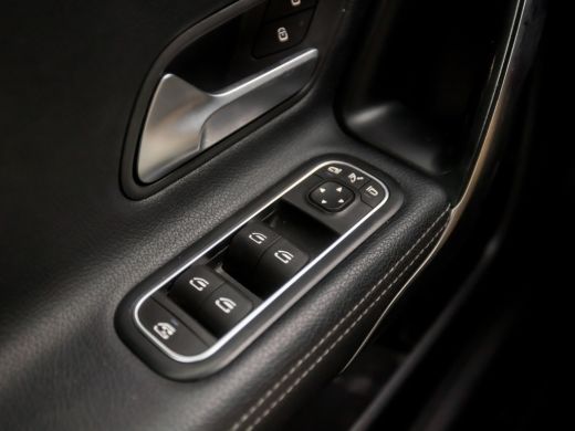 Mercedes-Benz A-Klasse 200 Sport 164Pk Automaat (GROOT NAVI, CAMERA, GETINT GLAS, LEDER, STOELVERWARMING, SPORTSTOELEN, ... ActivLease financial lease