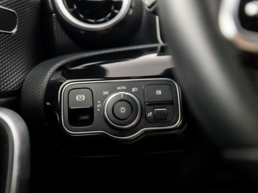 Mercedes-Benz A-Klasse 200 Sport 164Pk Automaat (GROOT NAVI, CAMERA, GETINT GLAS, LEDER, STOELVERWARMING, SPORTSTOELEN, ... ActivLease financial lease